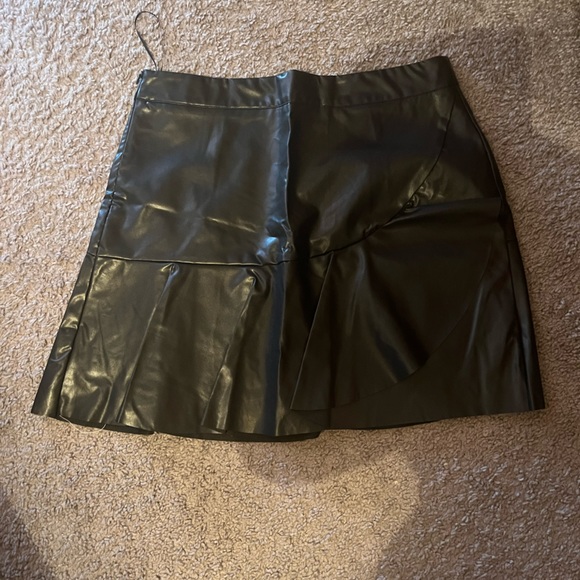 Ruffle leather skirt - NEVER WORN - Picture 3 of 6